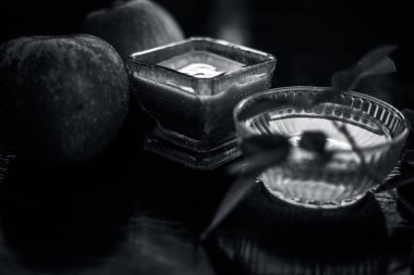 Kapatmak yukarıya-in yüz paketi Apple yani elma hamuru ahşap yüzeyde kışın kuru olur cilt normalleştirmek için bal ile karışık.;