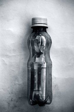 Yeşil renkli küçük plastik su izole şişe yakın çekim.