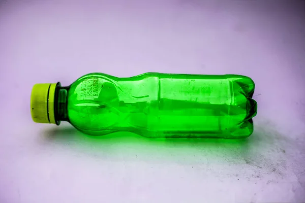 Πράσινη Χρωματισμένα Μικρό Πλαστικό Μπουκάλι Νερού Απομονωθεί Κοντινό Πλάνο — Φωτογραφία Αρχείου