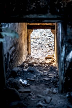 Gotik korkunç bir yer yakın. İçinde karanlık ve korkutucu türden şeyler.