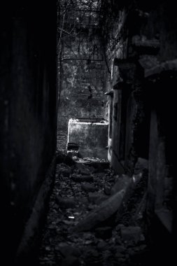 Gotik korkunç bir yer yakın. İçinde karanlık ve korkutucu türden şeyler.