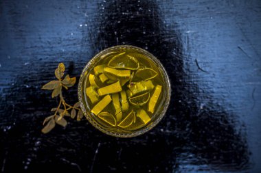 Saç çare veya hüner yakın yukarı saç daha hızlı yani Aloe Vera jel ve limon suyu bir cam kase ahşap yüzeyinde badem yağı ile büyümek için iyi karışık.