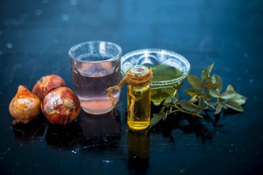 Ahşap yüzeyde saç güçlü ve kalın yapmak için kullanılan Kuru yağ, soğan suyu karışımı yakın.