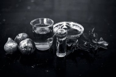 Ahşap yüzeyde saç güçlü ve kalın yapmak için kullanılan Kuru yağ, soğan suyu karışımı yakın.