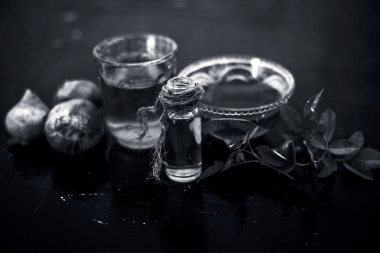 Ahşap yüzeyde saç güçlü ve kalın yapmak için kullanılan Kuru yağ, soğan suyu karışımı yakın.