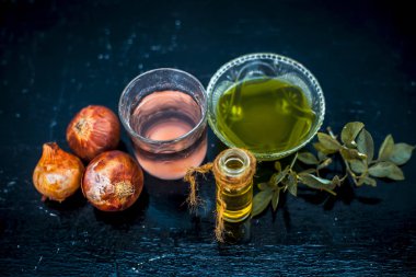 Ahşap yüzeyde saç güçlü ve kalın yapmak için kullanılan Kuru yağ, soğan suyu karışımı yakın.