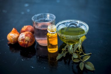 Ahşap yüzeyde saç güçlü ve kalın yapmak için kullanılan Kuru yağ, soğan suyu karışımı yakın.