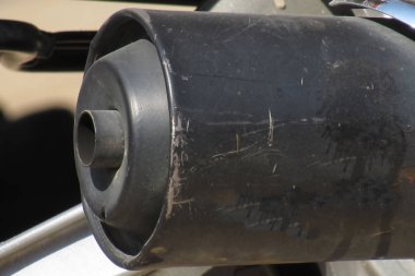 Yollarda tipik ortak Hint bisikleti siyah ve beyaz renkli çelik ve plastik susturucu yakın.