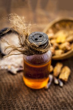 Çıkarılan yağı ve tozu yla bir kengeliçinde çiğ organik kurutulmuş hurma bir kil kapta.