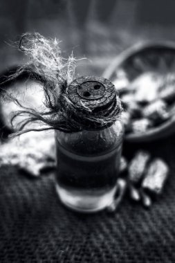 Çiğ organik kurutulmuş hurma bir sepet içinde onun çıkarılan yağ ve bir kil kase içinde toz. Siyah beyaz