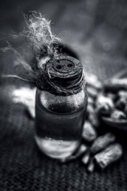 Çiğ organik kurutulmuş hurma bir sepet içinde onun çıkarılan yağ ve bir kil kase içinde toz. Siyah beyaz