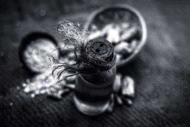 Çiğ organik kurutulmuş hurma bir sepet içinde onun çıkarılan yağ ve bir kil kase içinde toz. Siyah beyaz