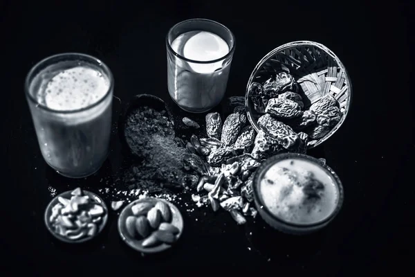 特写流行的印度和亚洲冬季饮料在木表面 即Kharek Dudh或干日期牛奶 包括牛奶 干日期 杏仁干水果和糖 黑色和白色 — 图库照片
