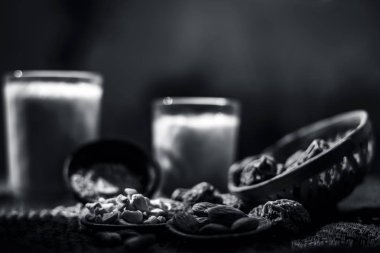 Kahverengi colroed gunny çanta yüzeyinde popüler Hint ve Asya Kış içecek yakın yani Kharek ka dudh veya kurutulmuş hurma süt süt oluşan, kurutulmuş hurma, kaju fıstığı, badem kuru meyve ve şeker. siyah beyaz