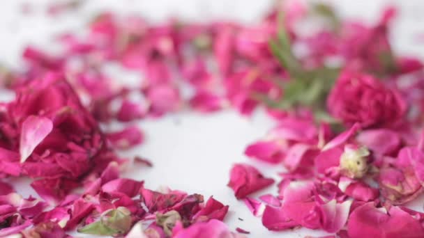 玫瑰果酱与一些玫瑰花瓣隔离在白色的视频片段 — 图库视频影像