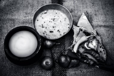 Beyaz mercimek, inci darı roti veya chapati ve ayran veya yeşil biber ve bazı soğan ile şabaile gunny çanta arka plan üzerinde yoksul adamın tam süt kapatın. siyah beyaz