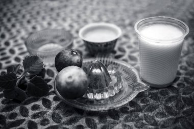 Kahverengi renkli yüzeyde ağırlaştırılmış kafa derisi tedavisi için saç maskesi yakın yani yoğurt, bal ve limon suyu cam bir kase. siyah beyaz