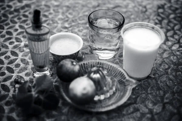 Tüm Çiğ Malzemelerle Yoğurt Zeytinyağı Limon Suyu Gibi Kahverengi Renkli — Stok fotoğraf