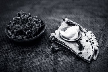 Tatlandırıcılar ve kuru meyveler ile rotis veya parathas üzerinde sol ufalama yapılır Hint ve Asya popüler yemek Malida, görünümü kapatın.