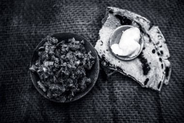 Tatlandırıcılar ve kuru meyveler ile rotis veya parathas üzerinde sol ufalama yapılır Hint ve Asya popüler yemek Malida, görünümü kapatın.