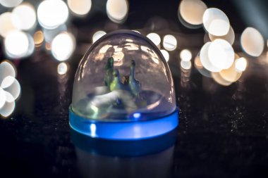 Noel ışıkları bokeh arka plan ile ahşap yüzeyüzerinde cam dekoratif yakın.