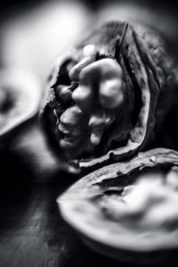 Ahşap yüzeyde satmak ham organik ceviz Makro çekim.