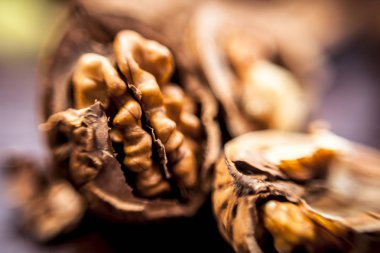 Ahşap yüzeyde satmak ham organik ceviz Makro çekim.