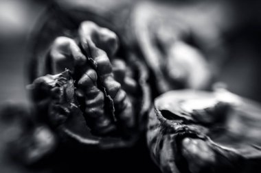 Ahşap yüzeyde satmak ham organik ceviz Makro çekim.