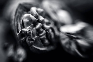 Ahşap yüzeyde satmak ham organik ceviz Makro çekim.