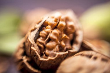 Ahşap yüzeyde satmak ham organik ceviz Makro çekim.