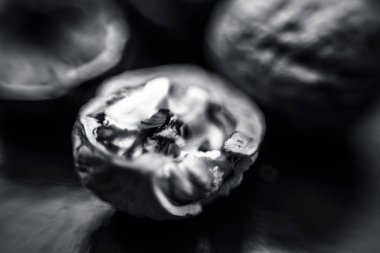 Ahşap yüzeyde satmak ham organik ceviz Makro çekim.