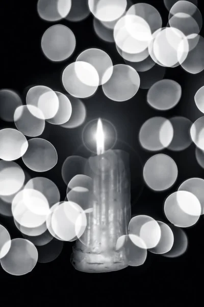 Закрыть Белые Восковые Свечи Боке Рождественских Огней — стоковое фото