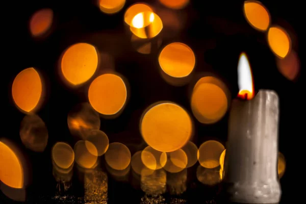 Крупним Планом Білі Воскові Свічки Боке Різдвяні Вогні — стокове фото