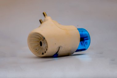 Kadar yakın beyaz ve renkli güç kaymak sivrisinek denetleyicisi ya da katil beyaz izole mavi. Veya elektronik sivrisinek fumigator beyaz izole anti.