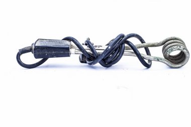 Kullanılmış eski su ısıtıcısı beyaz arkaplanda izole edildi