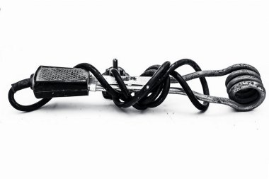 Kullanılmış eski su ısıtıcısı beyaz arkaplanda izole edildi