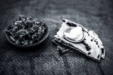 Tatlandırıcılar ve kuru meyveler ile rotis veya parathas üzerinde sol ufalama yapılır Hint ve Asya popüler yemek Malida, görünümü kapatın.