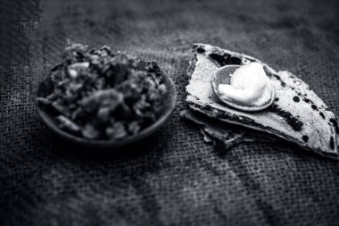 Tatlandırıcılar ve kuru meyveler ile rotis veya parathas üzerinde sol ufalama yapılır Hint ve Asya popüler yemek Malida, görünümü kapatın.