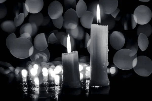 Закрыть Белые Восковые Свечи Боке Рождественских Огней — стоковое фото