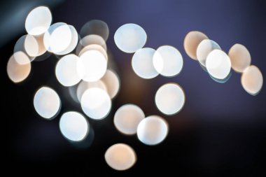 Renkli Noel ışıkları ve bulanık arka plan veya bunların bookeh.;