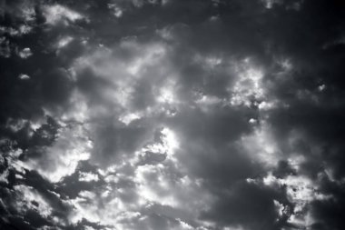 Mavi gökyüzünde beyaz ve siyah renkli bulutların yakın çekim.