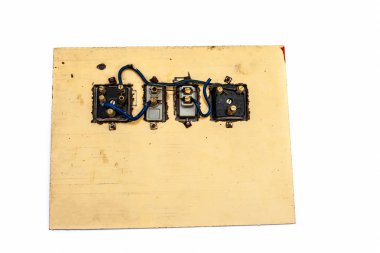 beyaz arkaplanda izole edilmiş eski elektronik taklacılar