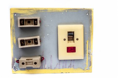 beyaz arkaplanda izole edilmiş eski elektronik taklacılar