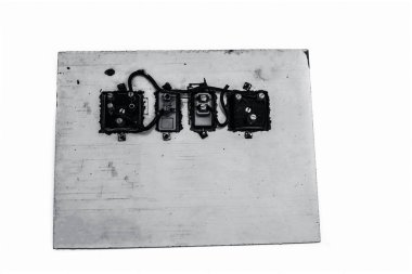 beyaz arkaplanda izole edilmiş eski elektronik taklacılar