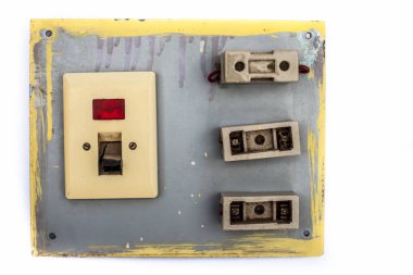 Beyaz üzerine izole edilmiş kablolar ile eski kırık anahtar panosu nun kapatılması.