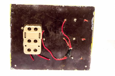 Beyaz üzerine izole edilmiş kablolar ile eski kırık anahtar panosu nun kapatılması.