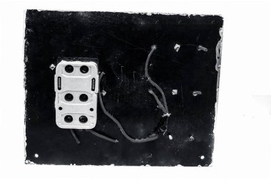 Beyaz üzerine izole edilmiş kablolar ile eski kırık anahtar panosu nun kapatılması.