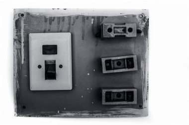 Beyaz üzerine izole edilmiş kablolar ile eski kırık anahtar panosu nun kapatılması.