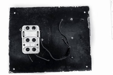 Beyaz üzerine izole edilmiş kablolar ile eski kırık anahtar panosu nun kapatılması.