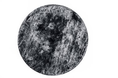 Beyaz üzerine izole kahverengi renkli dokulu dairesel ahşap parça yakın.